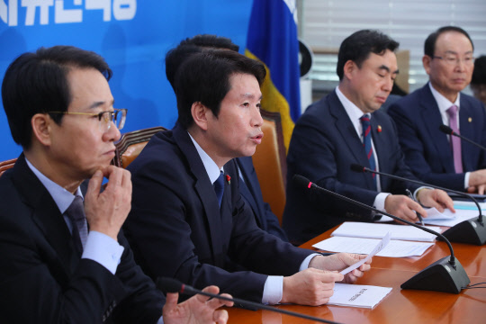 더불어민주당 이인영 원내대표(왼쪽 두번째)가 5일 국회에서 열린 정책 조정회의에서 발언하고 있다. <연합뉴스>